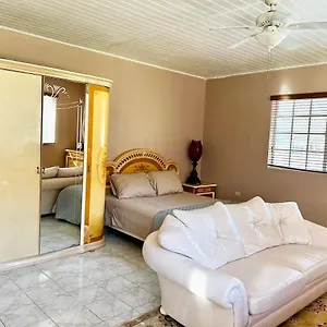 Deluxe Studio At The Hideaway Apartment